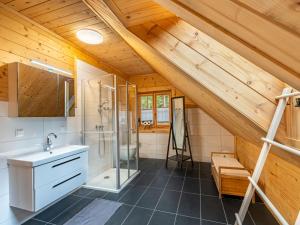 uma casa de banho com um chuveiro e um lavatório. em Chalet Schwabenhütte by Interhome em Sirnitz-Sonnseite