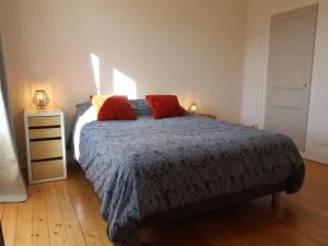 En eller flere senge i et værelse på Apartment Grand-Rue 143 by Interhome