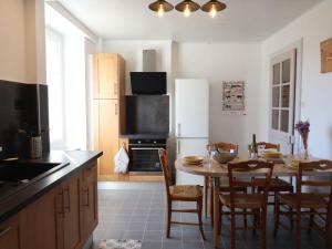 Kuchyň nebo kuchyňský kout v ubytování Apartment Grand-Rue 143 by Interhome