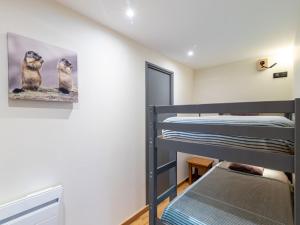 Poschodová posteľ alebo postele v izbe v ubytovaní Apartment Chalet Club - Val Claret-8 by Interhome