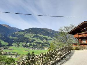 una valla con vistas a un valle verde en Mountain chalet en Mayrhofen