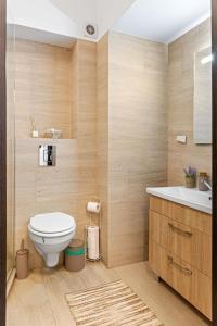 La salle de bains est pourvue de toilettes et d'un lavabo. dans l'établissement Unirii Plaza Apartment, à Bucarest