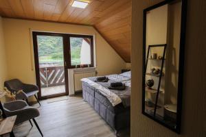 a bedroom with a bed and a large window at Jacuzzi, Sauna, Garten, Terrasse, Grill, 6 Personen, Moselstaustufe, Netflix, Sky, Smart TV in Neef