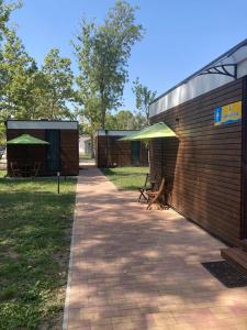 Hód-Thermal Camping في هودمزوفاسارهلي: مبنى به فناء به طاولات ومظلات