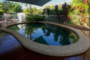 uma piscina com um lago circular num quintal em 1 Bed Apartment Close to the Beach and Town em Port Douglas