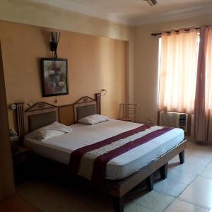 a bedroom with a large bed in a room at HOTEL CITADEL in Vasco Da Gama
