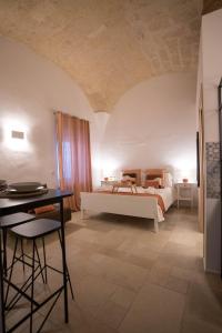 a bedroom with a bed and a table in a room at IMMA APULIA APARTMENTS in Bari