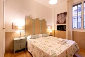 Un dormitorio con una cama grande y una ventana en RC Sevilla Centro Histórico CatedralJudería, en Sevilla