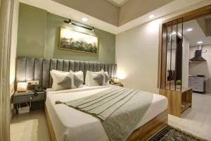 een slaapkamer met een groot bed in een kamer bij Saltstayz Premier Executive Serviced Apartment - Golf Course Extension Road in Gurgaon