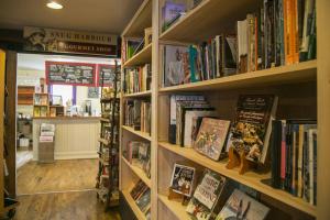 ein Bücherregal voller Bücher in einer Buchhandlung in der Unterkunft Lanes Privateer Inn in Liverpool