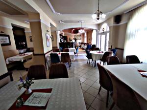 Reštaurácia alebo iné gastronomické zariadenie v ubytovaní Átrium Hotel Harkány