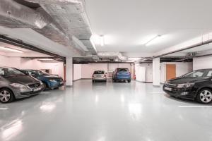 un garaje con varios coches aparcados en él en Hotel Troja en Praga