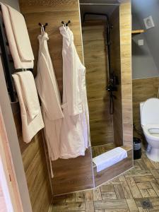 a bathroom with white towels and a toilet at Honey dome in Vizhenka