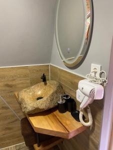 W łazience znajduje się umywalka i lustro. w obiekcie Honey dome w mieście Vizhenka