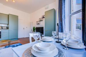 uma sala de jantar com uma mesa com pratos e copos em 132 Qweens Stay em Southend-on-Sea
