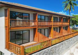 ein Gebäude mit Balkonen an der Seite in der Unterkunft Itacaré Aluguel in Itacaré + 24 Fotos