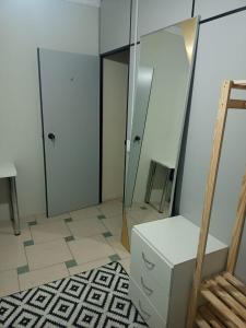 a bathroom with a white cabinet and a mirror at dormitorio 4 solteiro luxuoso a 2 km de alphaville in Barueri