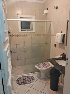 uma casa de banho com um chuveiro, um WC e um lavatório. em dormitorio 4 solteiro luxuoso a 2 km de alphaville em Barueri