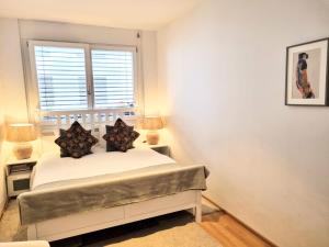 1 dormitorio con cama y ventana en Rooms in Luxury Apartment, Central Vienna near Hauptbahnhof, en Viena