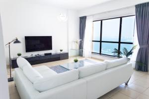TV a/nebo společenská místnost v ubytování JBR apartments by HAPPY SEASON