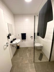 ein Badezimmer mit Dusche, Waschbecken und Toilette in der Unterkunft To Be in Sankt Andrä + 7 Fotos
