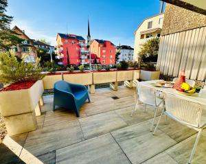 un patio con tavolo e sedie sul balcone. di New Studio with sunny terrace a Zurigo