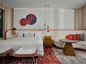 um quarto com uma grande cama branca e um sofá em W Dubai - Mina Seyahi, Adults Only em Dubai