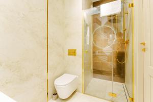 łazienka z toaletą i prysznicem w obiekcie Apartament Pudrowy Ku Morzu by HolidaySun w Sianożętach