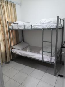 מיטה או מיטות קומותיים בחדר ב-Hamin De Thor Homestay-Benoni Garden Apartment