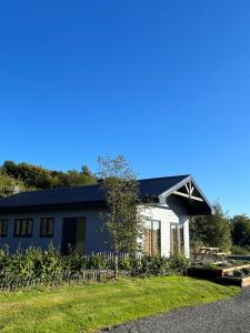une maison avec une maison bleue et blanche dans l'établissement Countryside Chalet near Glasgow, à Glasgow
