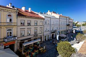 um grupo de edifícios em uma rua da cidade com pessoas em Folk Hostel em Lublin