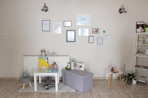 a room with a desk and a table and a shelf at Kiskut Liget Pension in Győr