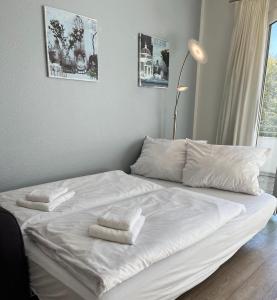 ペルツァーハケンにあるNeuKlosterhof App. 14の白いベッド(タオル2枚付)