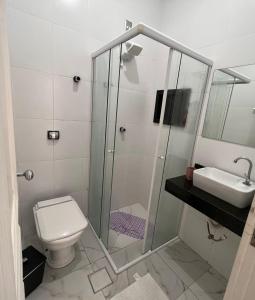Ett badrum på Suites Guarujá Pernambuco