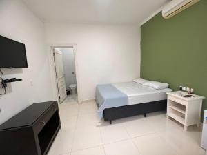 Un pat sau paturi într-o cameră la Suites Guarujá Pernambuco