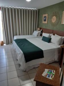 薩爾瓦多的住宿－Samba Villa da Praia，一间卧室配有一张大床和一张桌子