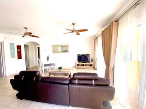 A television and/or entertainment centre at Duquesa del Mar