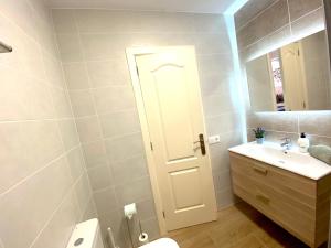 A bathroom at Duquesa del Mar