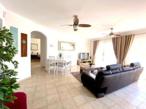 A television and/or entertainment centre at Duquesa del Mar