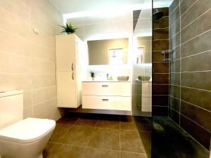 A bathroom at Duquesa del Mar
