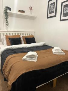 1 dormitorio con 1 cama con 2 toallas en Stockwood Apartment by Cliftonvalley Apartments, en Bristol