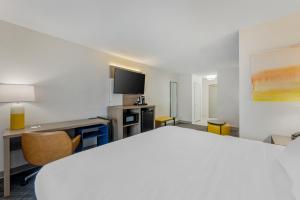 En eller flere senge i et værelse på Comfort Suites West Indianapolis - Brownsburg