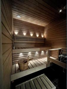 a sauna with a bucket in the middle of it at Kotimaailma - Premium 2 bedroom apartment with Terrace & Sauna in Vantaa