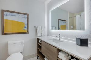 Un baño de Comfort Suites West Indianapolis - Brownsburg