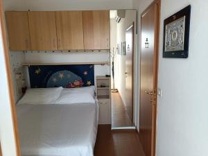 a small room with a bed and a hallway at CASA ADRIANO frontemare WIFI e NETFLIX in Lido Adriano