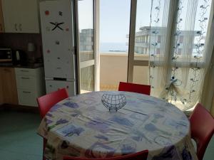 a kitchen with a table with chairs and a window at CASA ADRIANO frontemare WIFI e NETFLIX in Lido Adriano