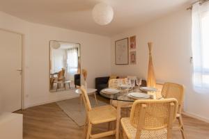 uma sala de estar com mesa e cadeiras em Moderne & Lumineux - Hyper Centre em Tournon-sur-Rhône