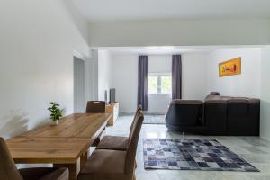 - un salon avec une table en bois et un canapé dans l'établissement Voyage Hotel, à Leipzig