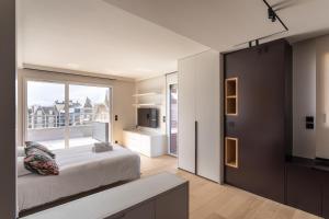 Un dormitorio con una cama y una ventana grande. en Cap de Jade - Jolie vue sur plage de Rochebonne, en Saint-Malo