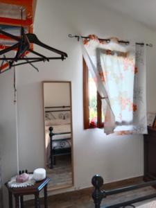 ein Wohnzimmer mit einem Spiegel und einem Tisch in der Unterkunft Casa Gaia in San Giuliano Terme